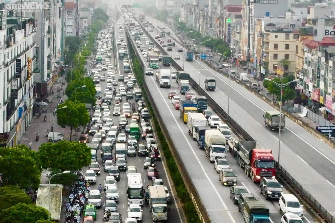 Chưa vào năm học, đường phố Thủ đô ùn tắc khắp nẻo bất kể ngày đêm - Ảnh 4.