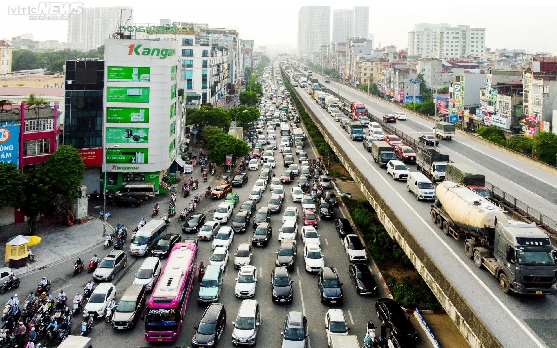 Chưa vào năm học, đường phố Thủ đô ùn tắc khắp nẻo bất kể ngày đêm - Ảnh 2.