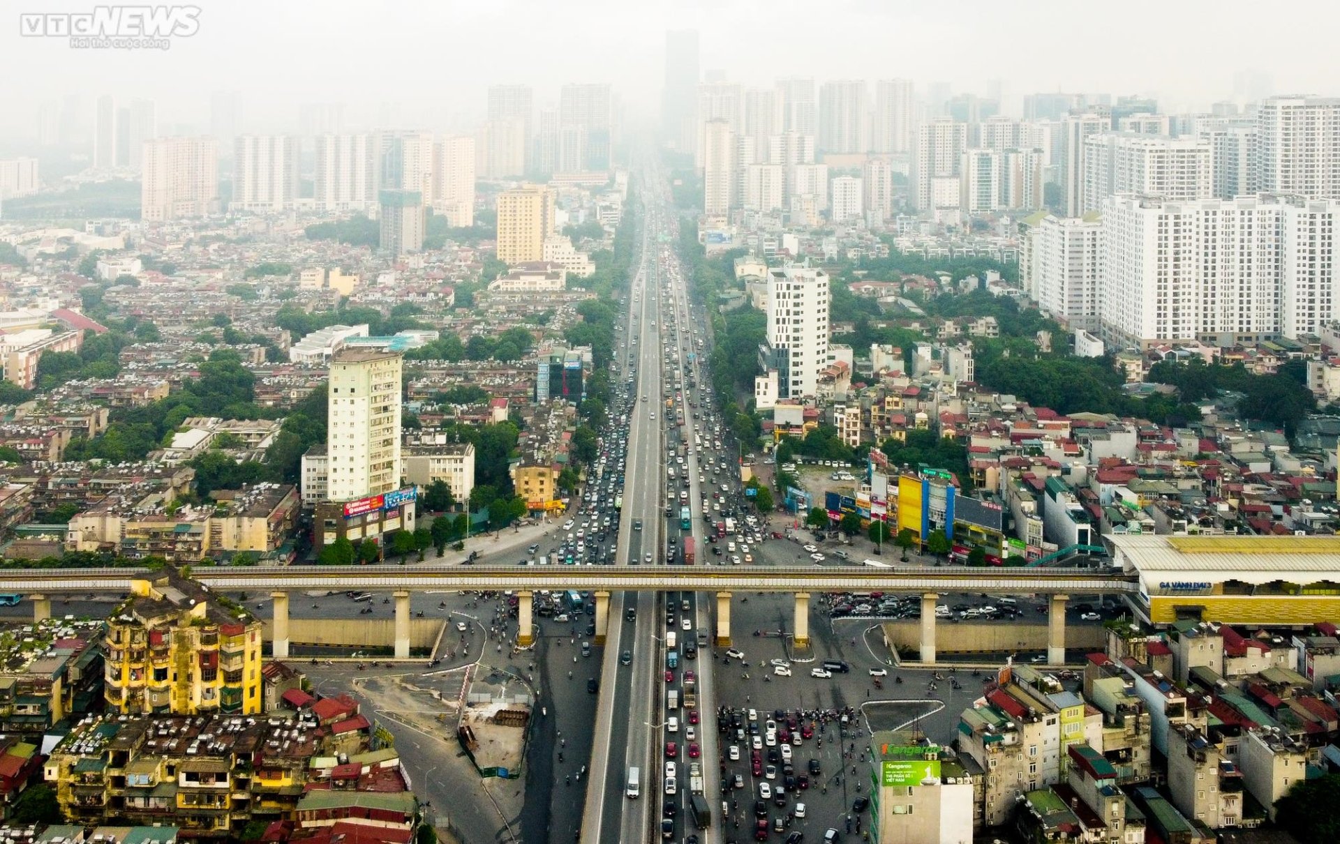 Chưa vào năm học, đường phố Thủ đô ùn tắc khắp nẻo bất kể ngày đêm - Ảnh 1.