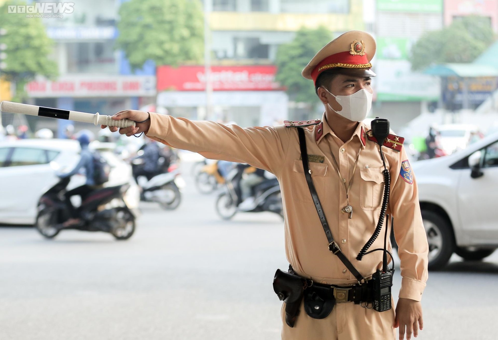 Chưa vào năm học, đường phố Thủ đô ùn tắc khắp nẻo bất kể ngày đêm - Ảnh 6.