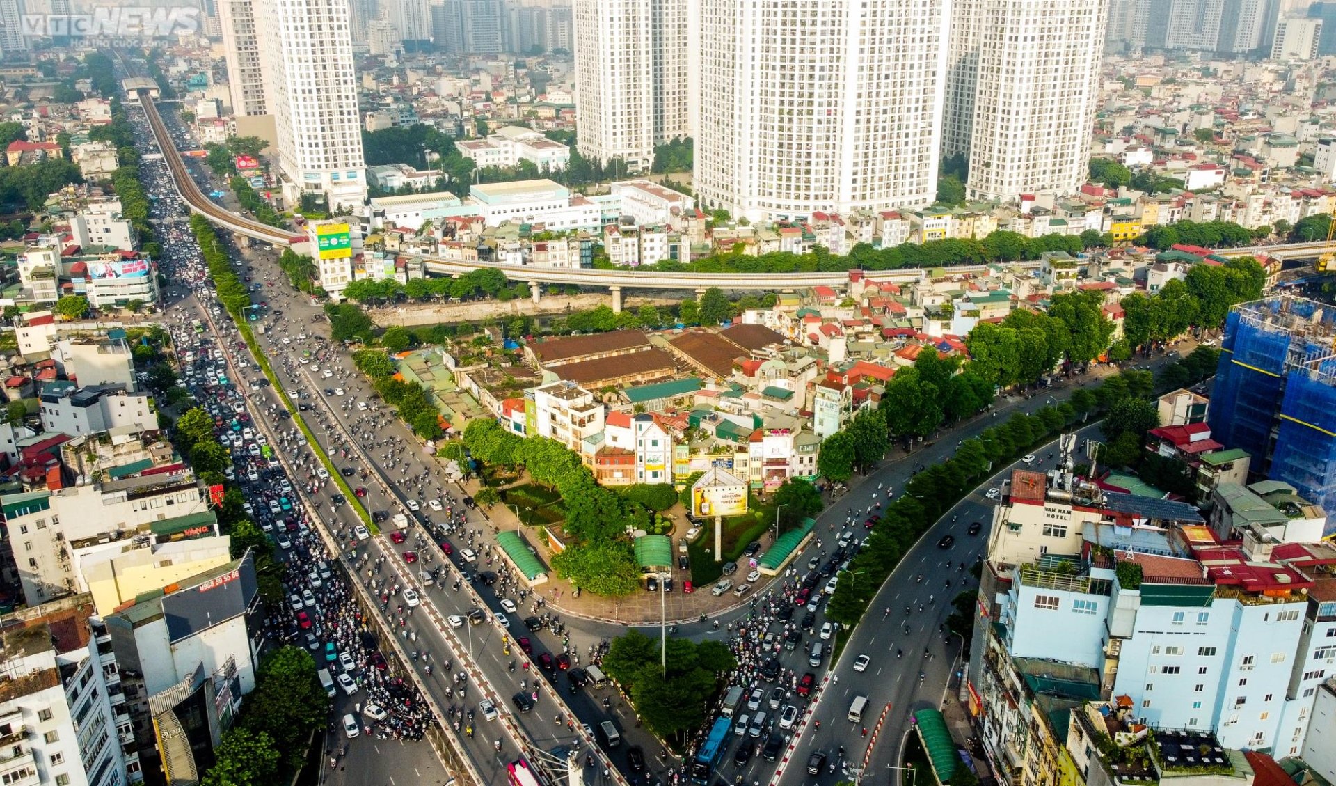 Chưa vào năm học, đường phố Thủ đô ùn tắc khắp nẻo bất kể ngày đêm - Ảnh 8.