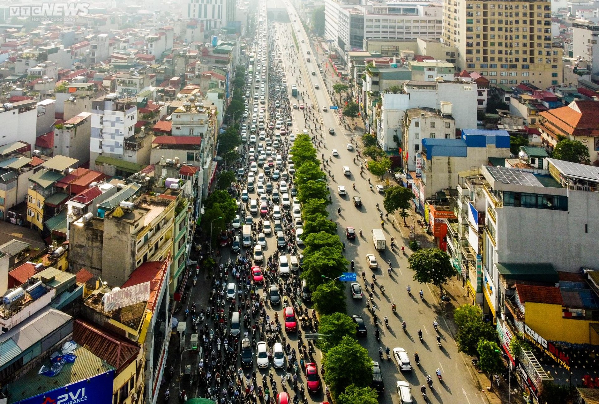 Chưa vào năm học, đường phố Thủ đô ùn tắc khắp nẻo bất kể ngày đêm - Ảnh 13.