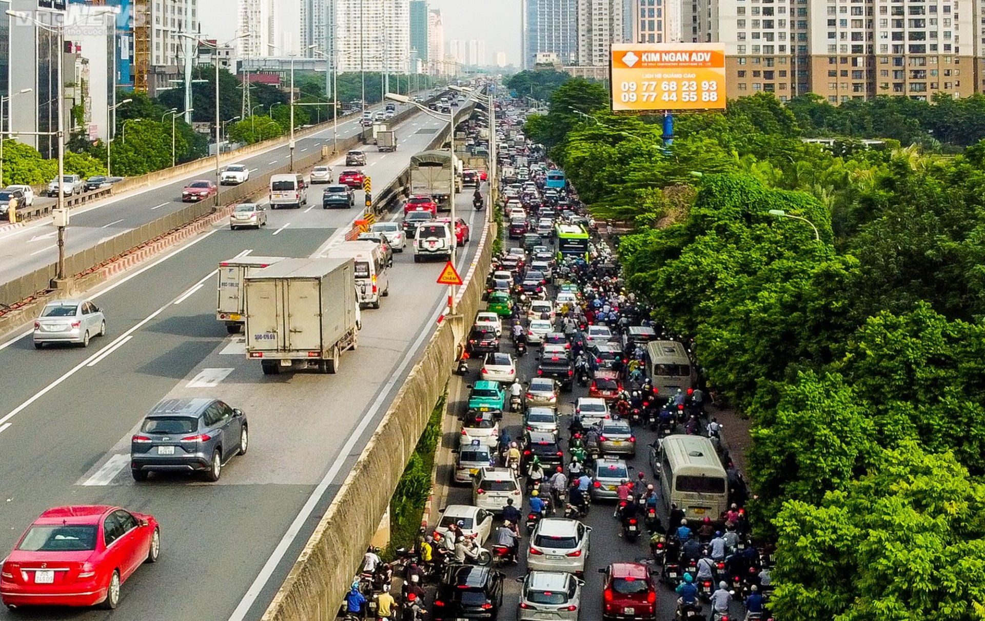 Chưa vào năm học, đường phố Thủ đô ùn tắc khắp nẻo bất kể ngày đêm - Ảnh 12.