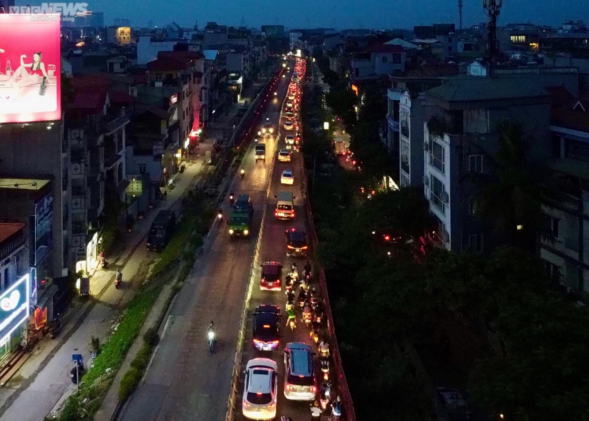 Chưa vào năm học, đường phố Thủ đô ùn tắc khắp nẻo bất kể ngày đêm - Ảnh 26.