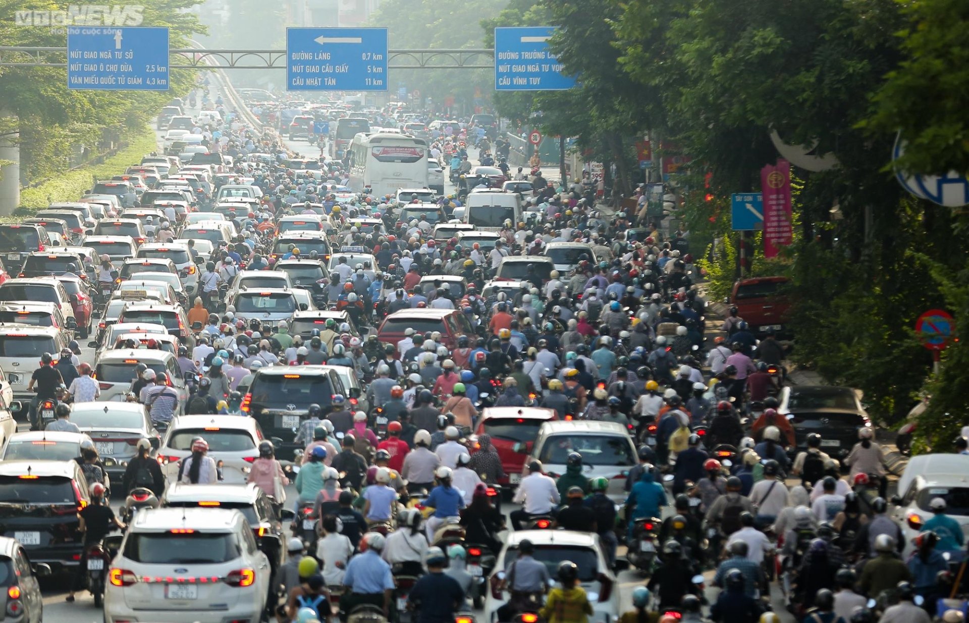 Chưa vào năm học, đường phố Thủ đô ùn tắc khắp nẻo bất kể ngày đêm - Ảnh 19.