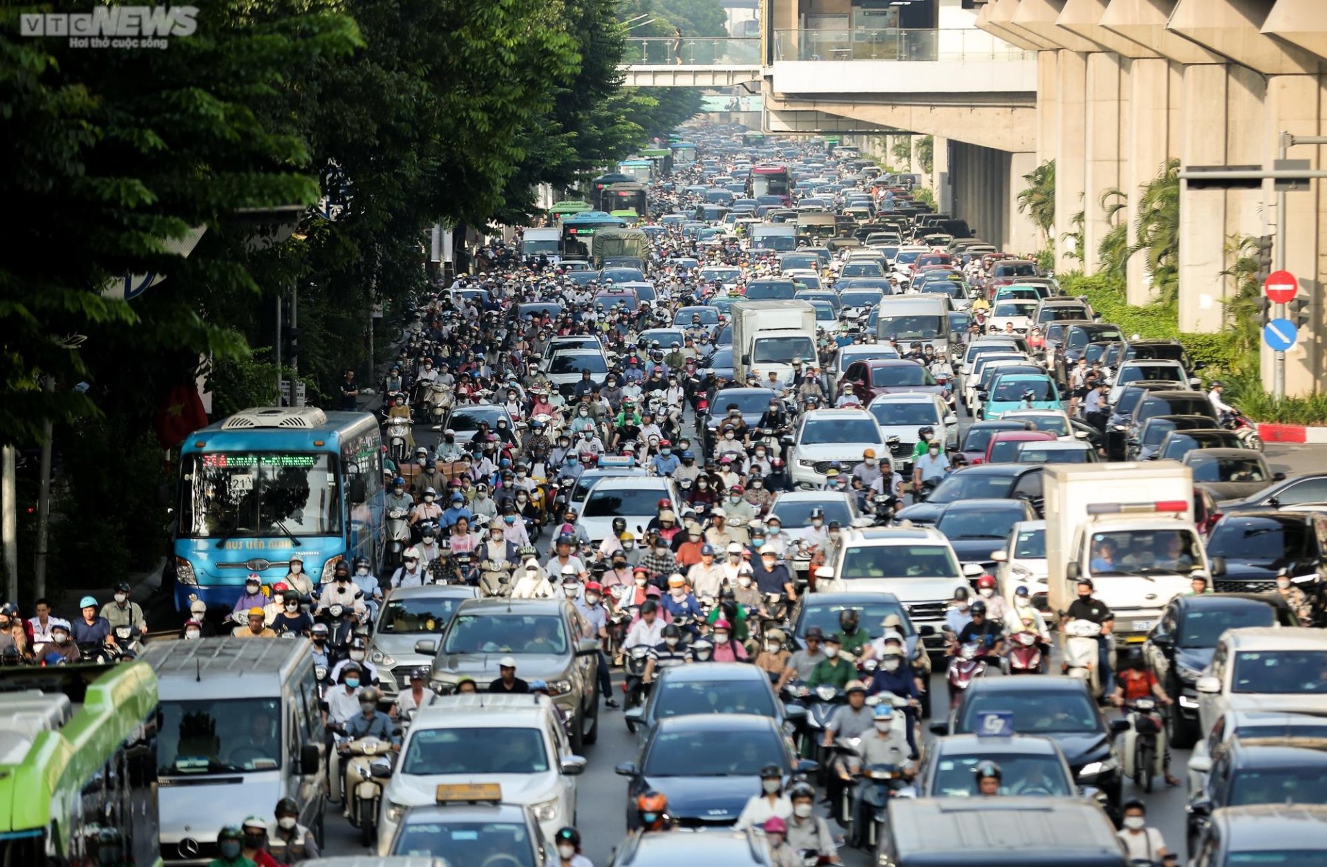 Chưa vào năm học, đường phố Thủ đô ùn tắc khắp nẻo bất kể ngày đêm - Ảnh 17.