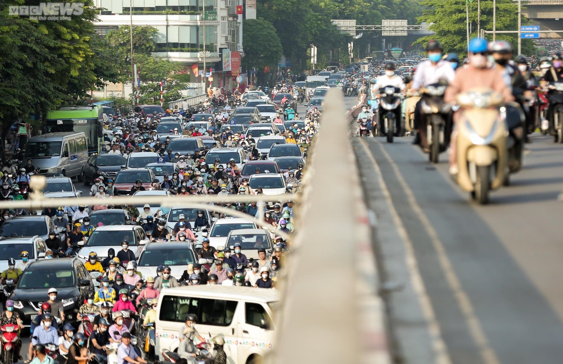 Chưa vào năm học, đường phố Thủ đô ùn tắc khắp nẻo bất kể ngày đêm - Ảnh 18.