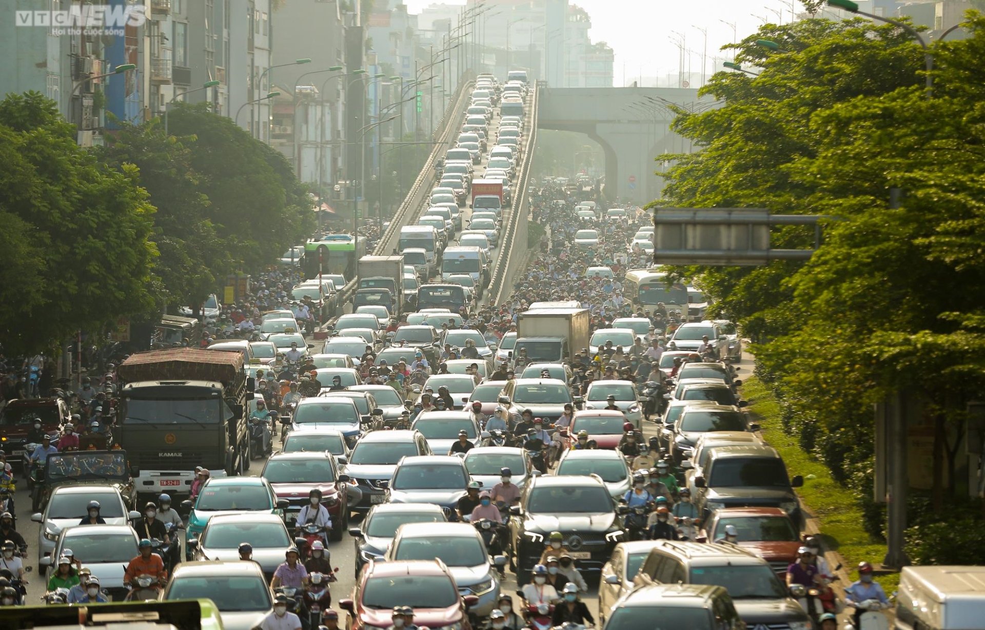 Chưa vào năm học, đường phố Thủ đô ùn tắc khắp nẻo bất kể ngày đêm - Ảnh 14.