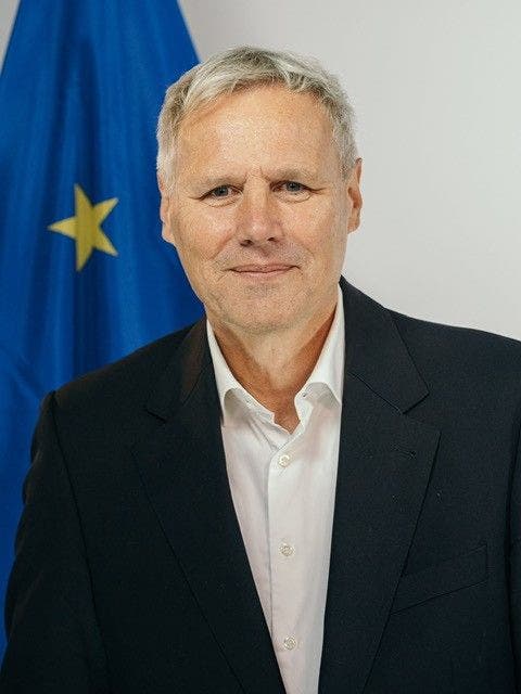 Người đàn ông bí ẩn giúp Meta, Google, Amazon cùng hàng loạt gã khổng lồ "sống chung" với đạo luật khắt khe nhất thị trường công nghệ châu Âu - Ảnh 3.