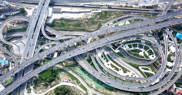 Thành phố kỳ lạ nhất thế giới: Hơn 13.000 cầu đan xen chồng lên nhau, ga tàu điện ngầm 94m dưới lòng đất, cần giải pháp công nghệ “ra tay” - Ảnh 1.