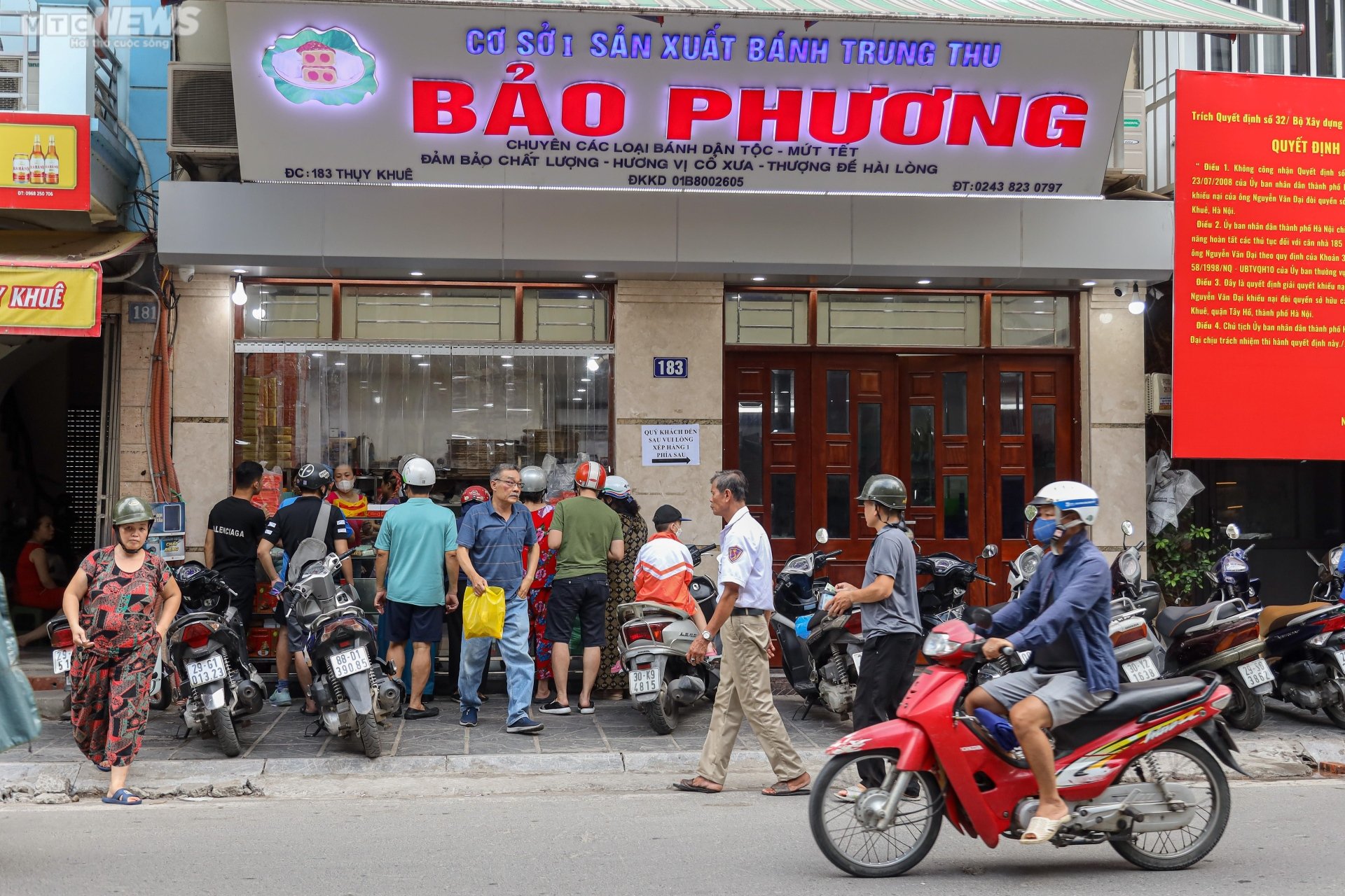 Thị trường bánh Trung thu Hà Nội: Nơi xếp hàng chờ, nơi vắng bóng khách mua - Ảnh 4.