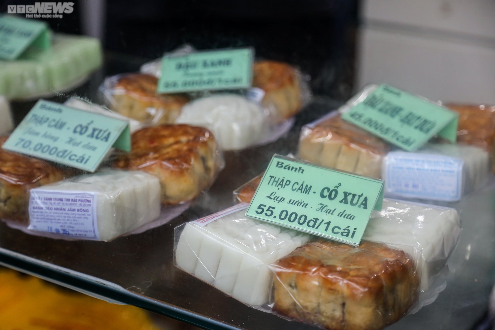 Thị trường bánh Trung thu Hà Nội: Nơi xếp hàng chờ, nơi vắng bóng khách mua - Ảnh 6.