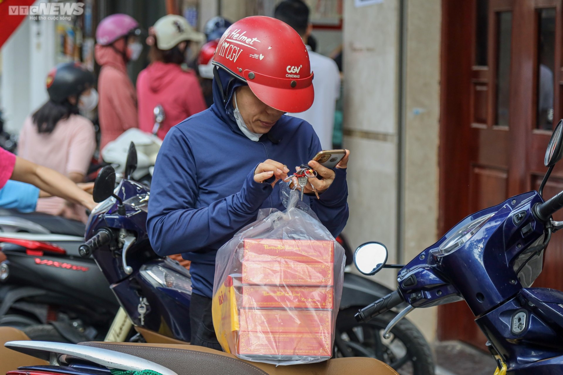 Thị trường bánh Trung thu Hà Nội: Nơi xếp hàng chờ, nơi vắng bóng khách mua - Ảnh 8.