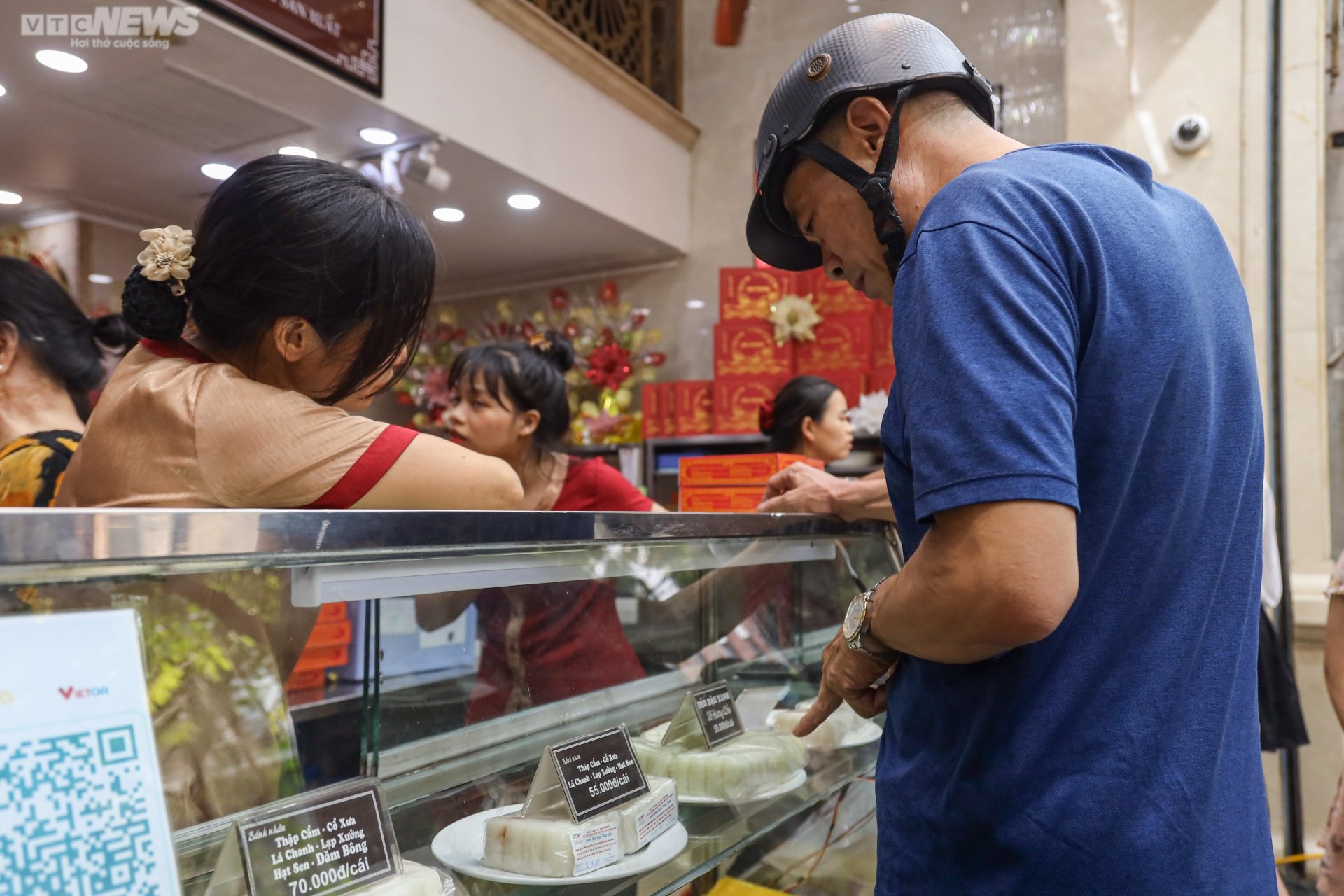 Thị trường bánh Trung thu Hà Nội: Nơi xếp hàng chờ, nơi vắng bóng khách mua - Ảnh 3.