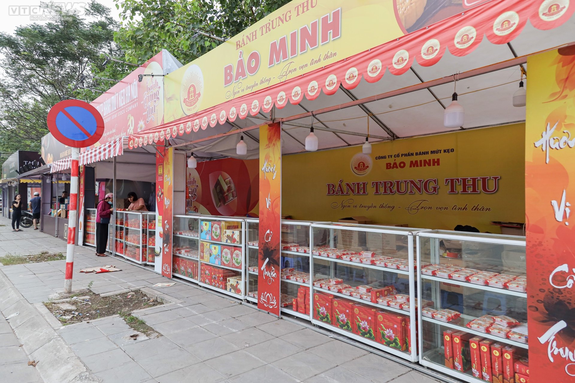 Thị trường bánh Trung thu Hà Nội: Nơi xếp hàng chờ, nơi vắng bóng khách mua - Ảnh 10.