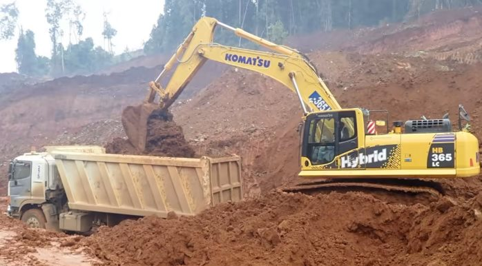 “Nước chảy chỗ trũng”: Toyota, Komatsu và nhiều gã khổng lồ Nhật Bản khác hưởng lợi lớn từ đồng yên mất giá - Ảnh 1.