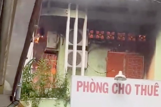 Cháy dữ dội trong nhà cho thuê ở TPHCM, 2 người tử vong - Ảnh 1.