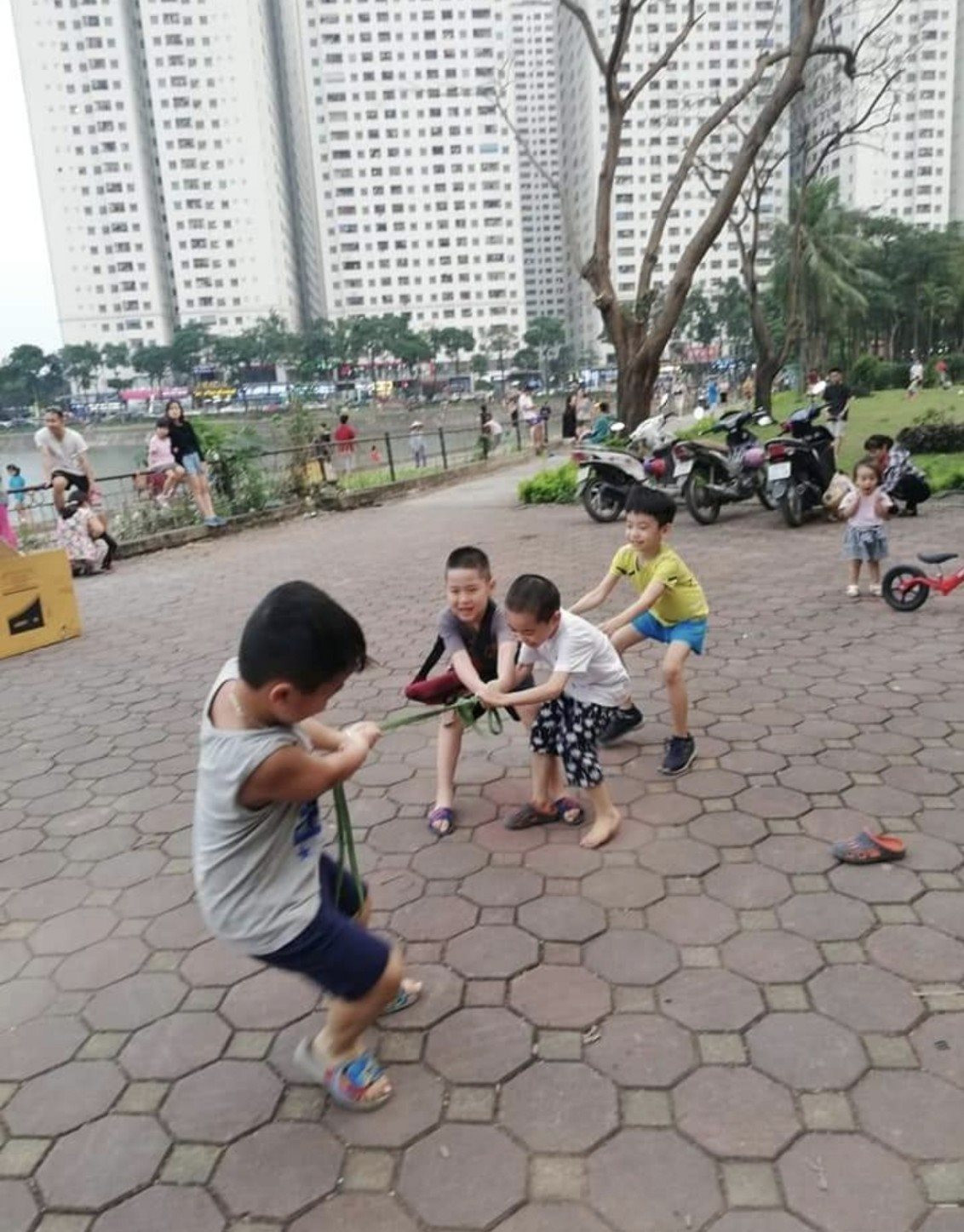 HH Linh Đàm: Kỷ lục mật độ dân số đông nhất Hà Nội, nhà không sổ đỏ...nhưng cư dân vẫn có những hạnh phúc &quot;vượt mặt&quot; chung cư cao cấp - Ảnh 4.