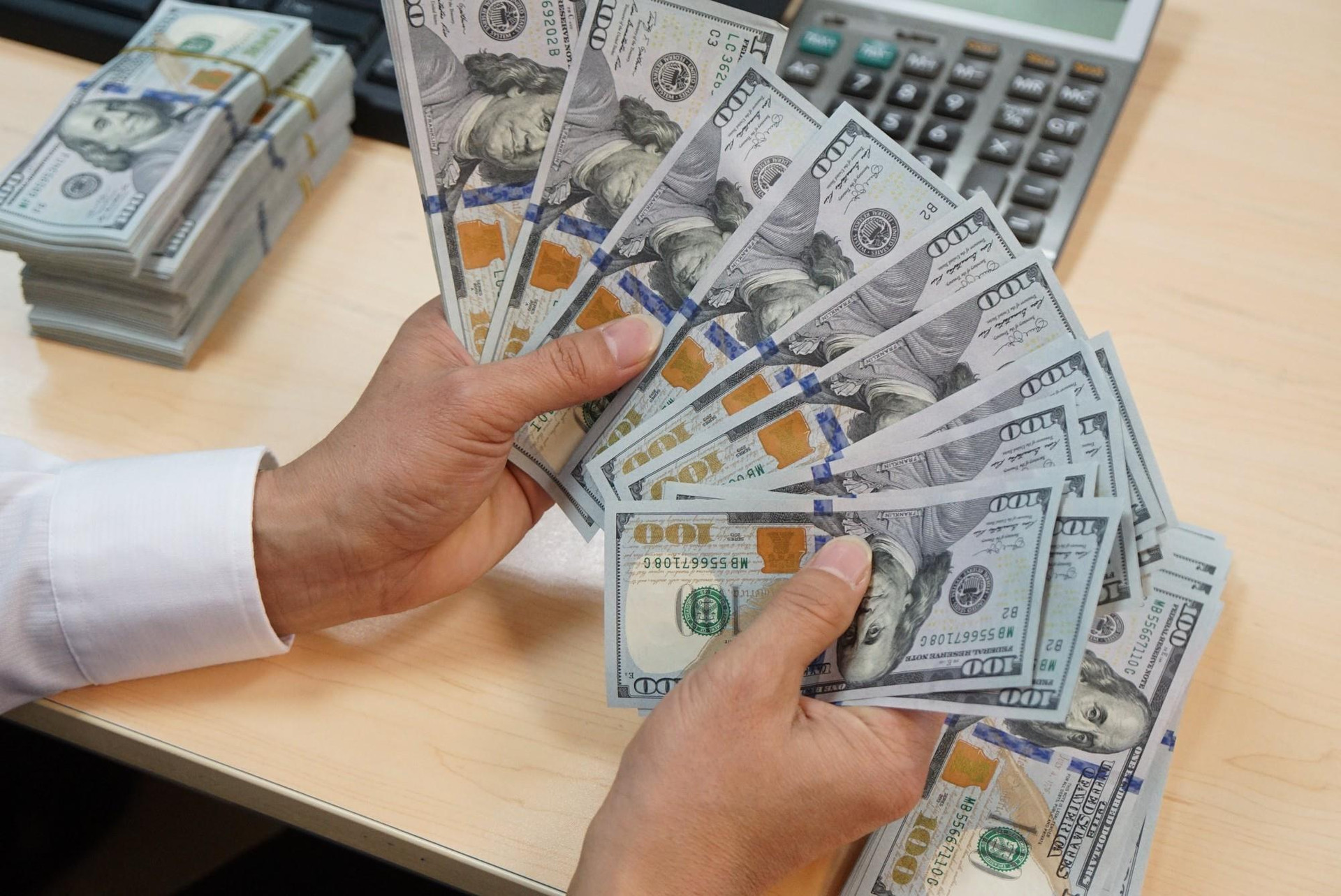 Giá USD ngân hàng tiếp tục tăng, lên gần 24.300 đồng - Ảnh 1.