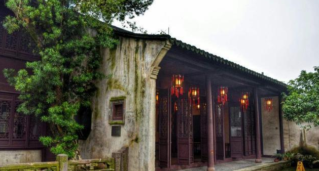 Phá dỡ ngôi nhà cổ, công nhân bất ngờ tìm thấy báu vật độc nhất, chuyên gia ước tính hơn 1.650 tỷ đồng - Ảnh 1. Phá dỡ ngôi nhà cổ, công nhân bất ngờ tìm thấy báu vật độc nhất, chuyên gia ước tính hơn 1.650 tỷ đồng - Ảnh 1.