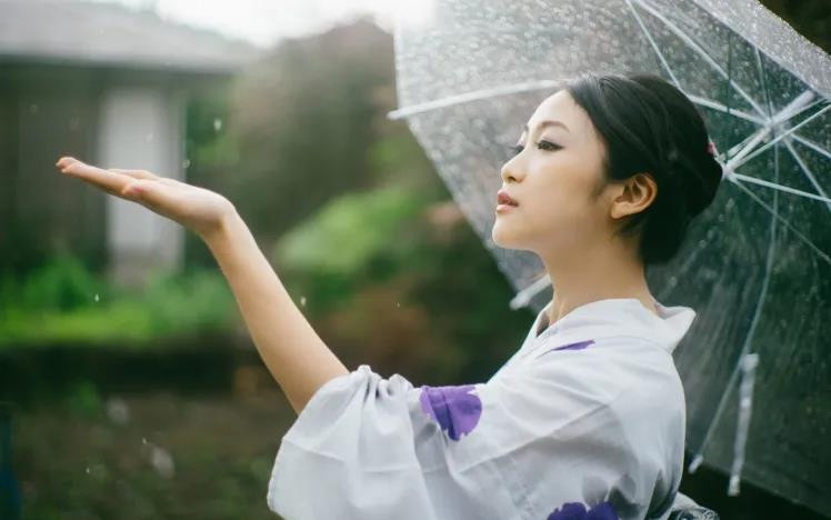 Vì Sao Người Nhật Chuộng Ô Cán Dài Trong Suốt?