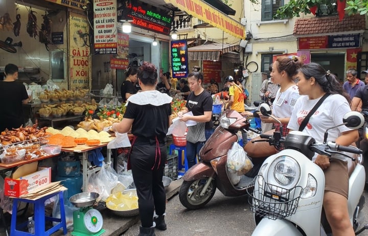 Đủ món hàng bắt mắt tại chợ 'nhà giàu' Hà Nội ngày Rằm tháng Bảy - Ảnh 3.