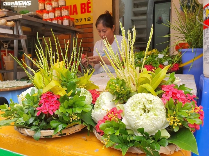 Đủ món hàng bắt mắt tại chợ 'nhà giàu' Hà Nội ngày Rằm tháng Bảy - Ảnh 10.