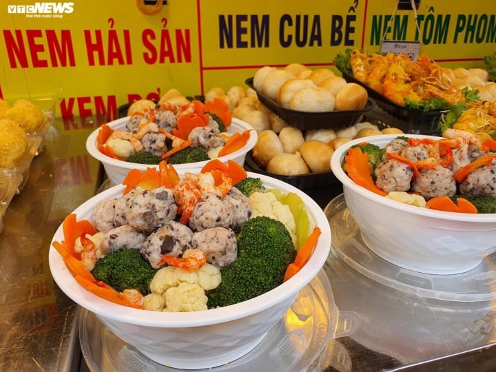 Đủ món hàng bắt mắt tại chợ 'nhà giàu' Hà Nội ngày Rằm tháng Bảy - Ảnh 6.