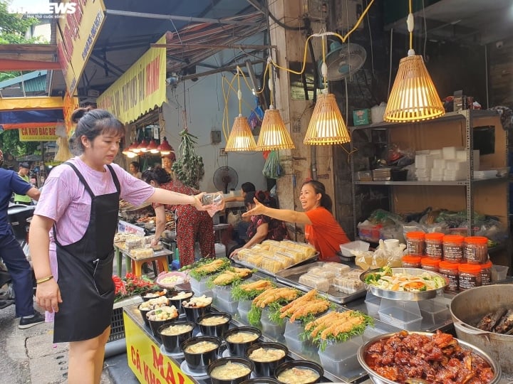 Đủ món hàng bắt mắt tại chợ 'nhà giàu' Hà Nội ngày Rằm tháng Bảy - Ảnh 5.