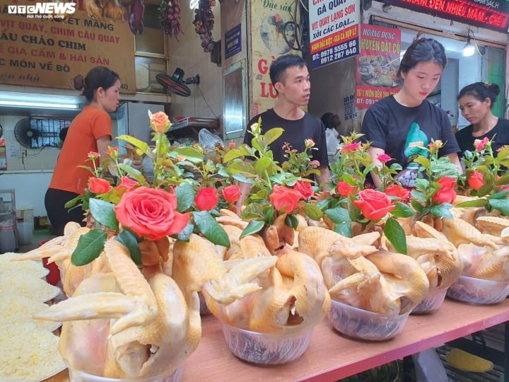 Đủ món hàng bắt mắt tại chợ 'nhà giàu' Hà Nội ngày Rằm tháng Bảy - Ảnh 2.