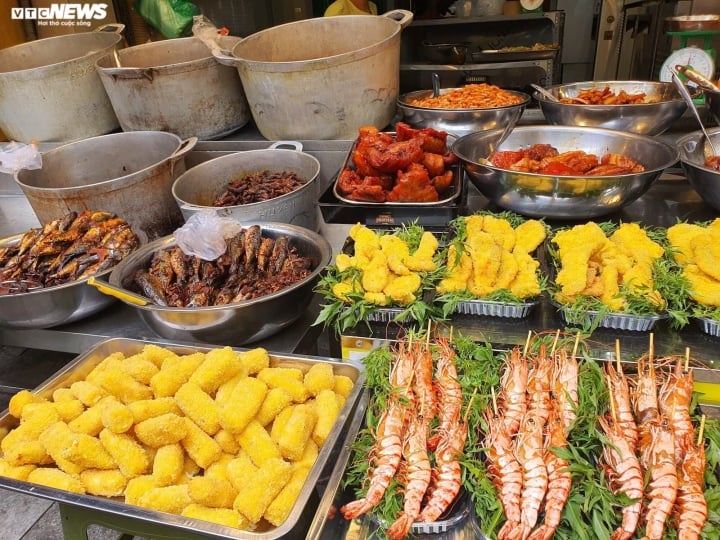 Đủ món hàng bắt mắt tại chợ 'nhà giàu' Hà Nội ngày Rằm tháng Bảy - Ảnh 9.