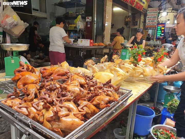 Đủ món hàng bắt mắt tại chợ 'nhà giàu' Hà Nội ngày Rằm tháng Bảy - Ảnh 8.