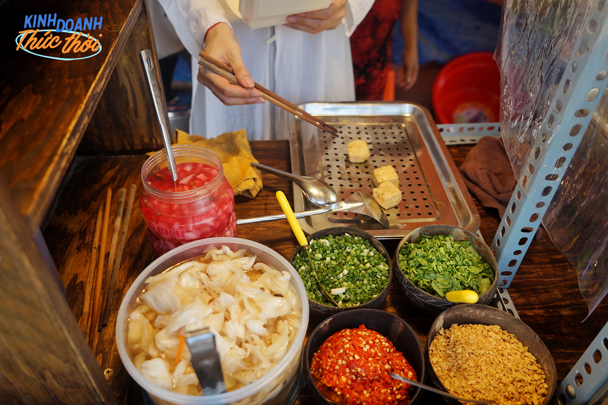 Kinh doanh món đậu hũ "bốc mùi" đến mức từng bị đuổi đánh, nhưng kỷ lục vài tiếng đã bán sạch 200 phần cũng nhờ hương vị khó để diễn tả này - Ảnh 5.