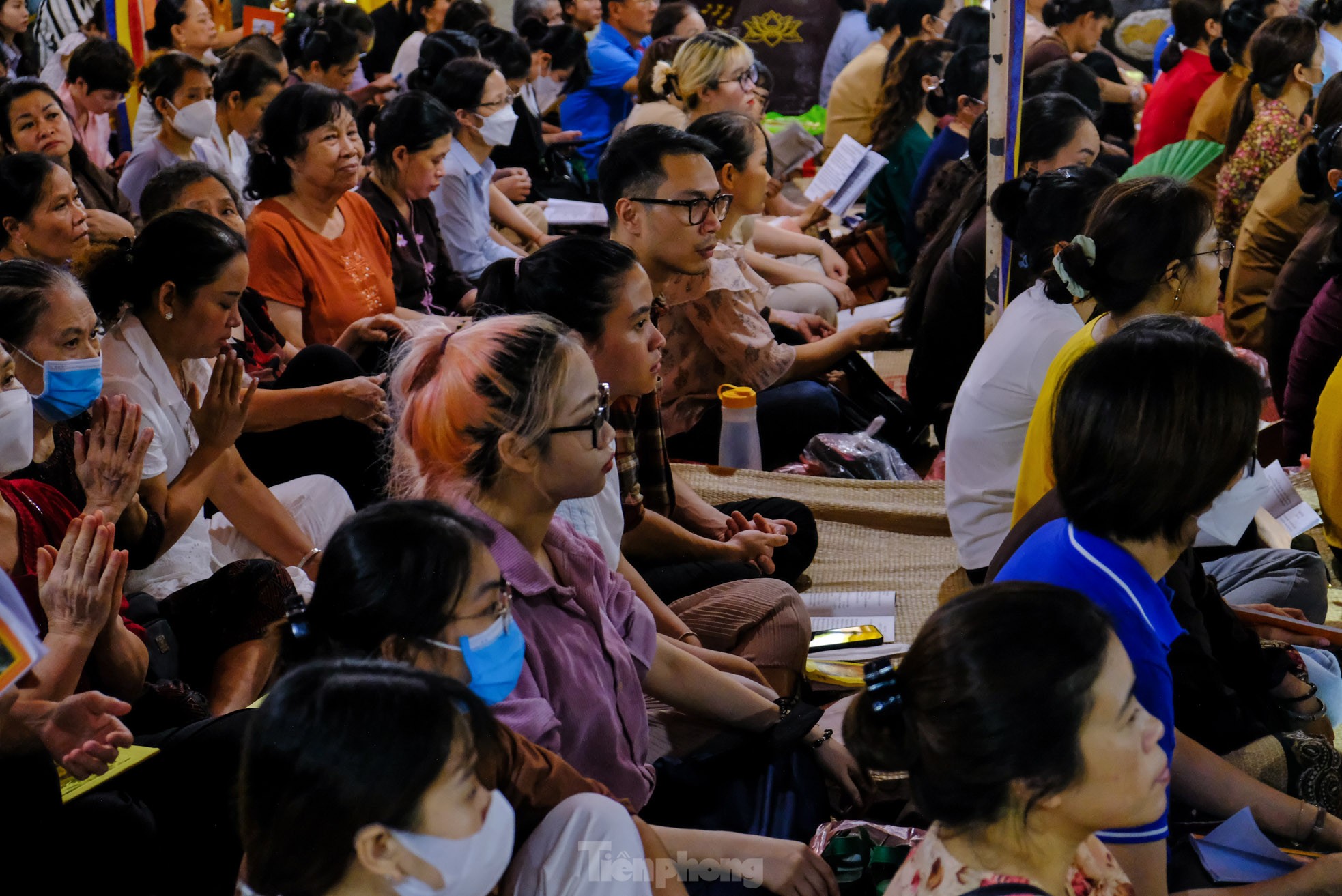 Người dân ngồi chật kín sân chùa Phúc Khánh dự lễ Vu Lan - Ảnh 11.