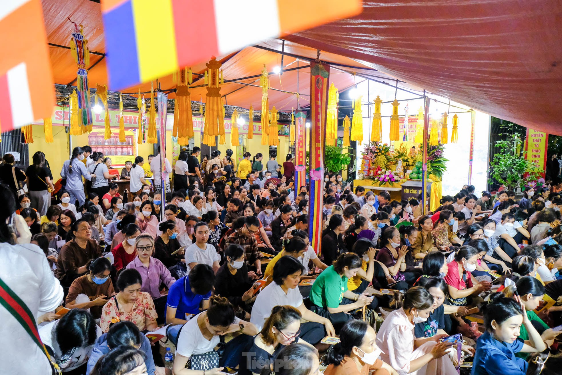Người dân ngồi chật kín sân chùa Phúc Khánh dự lễ Vu Lan - Ảnh 2.