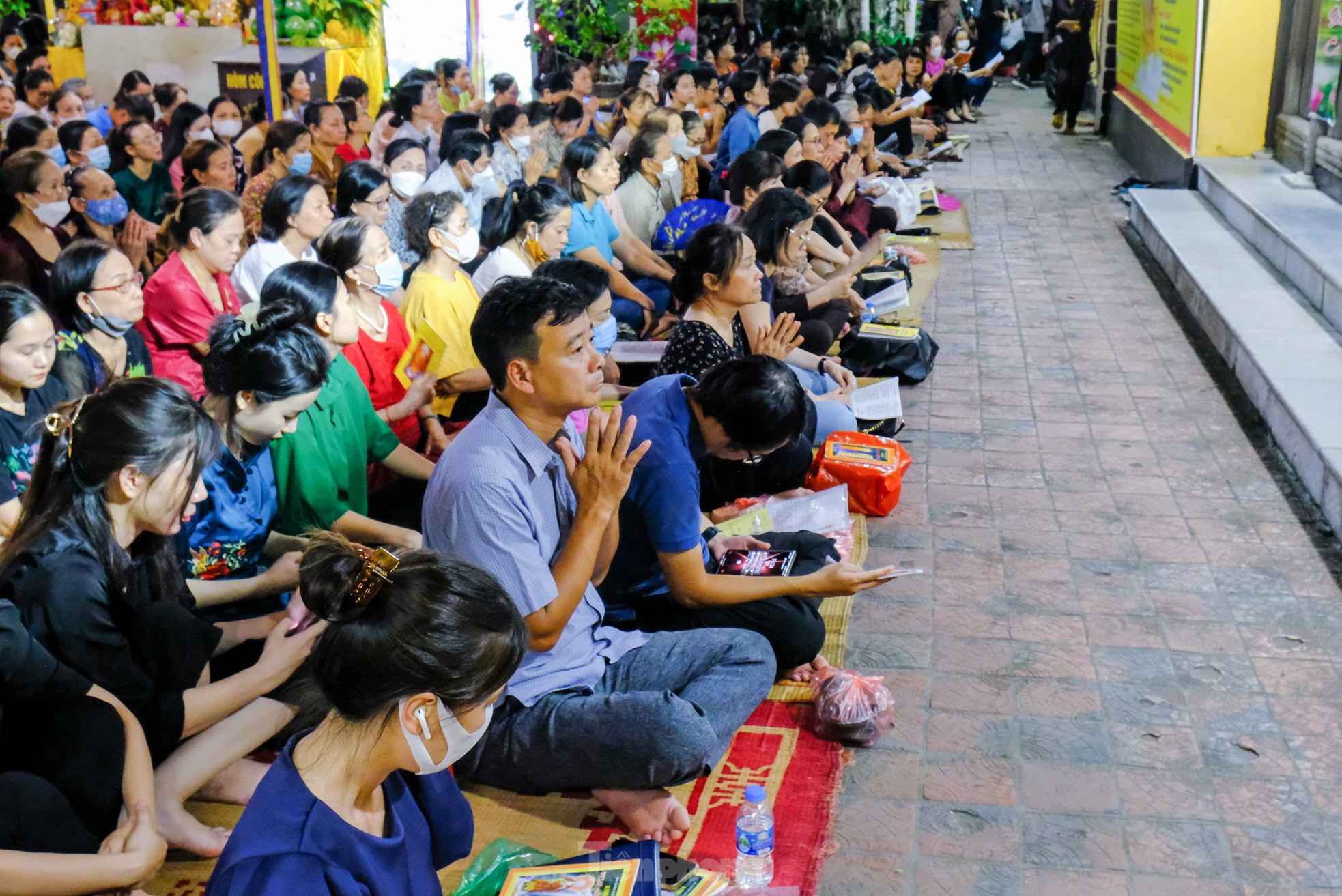 Người dân ngồi chật kín sân chùa Phúc Khánh dự lễ Vu Lan - Ảnh 3.