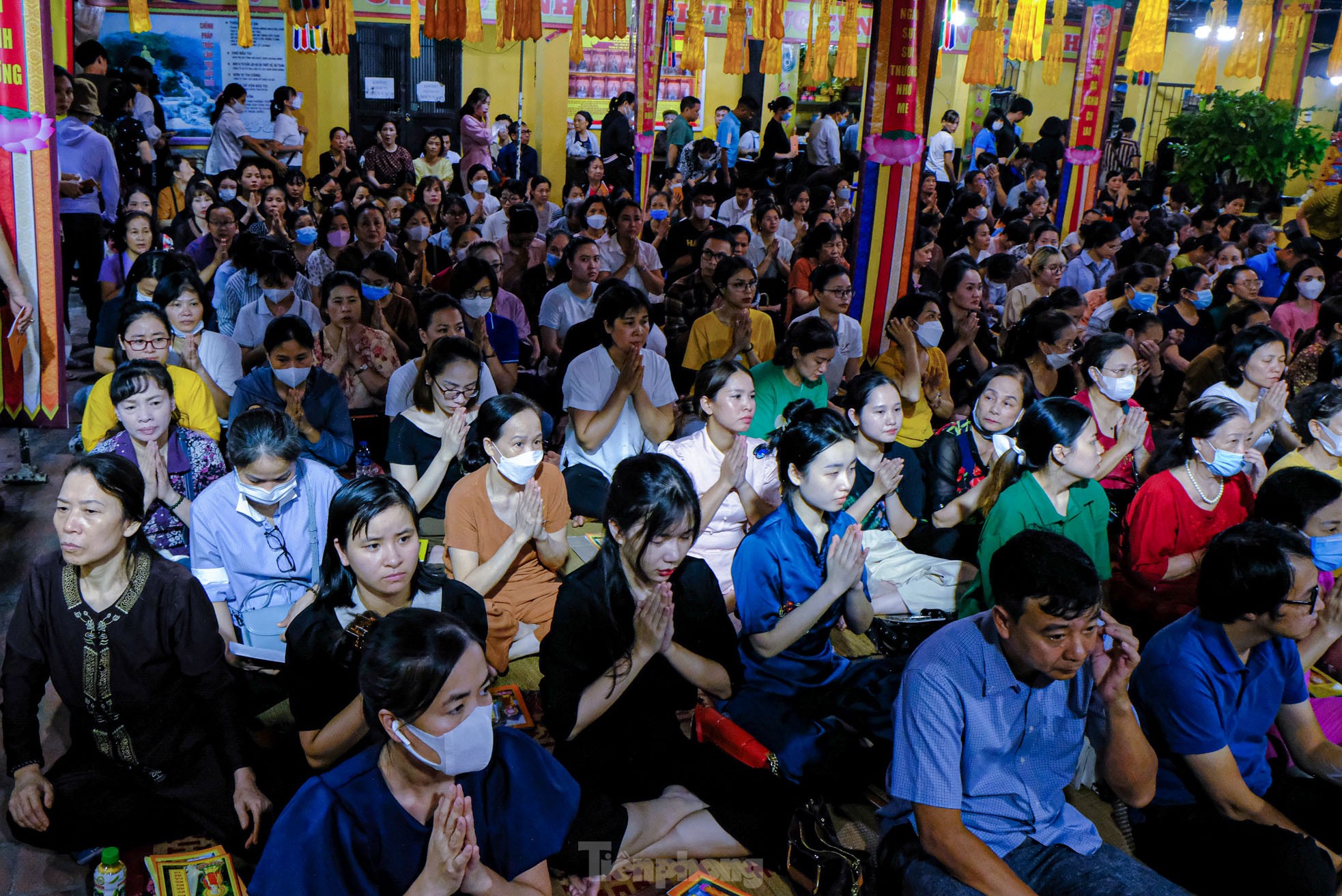 Người dân ngồi chật kín sân chùa Phúc Khánh dự lễ Vu Lan - Ảnh 4.