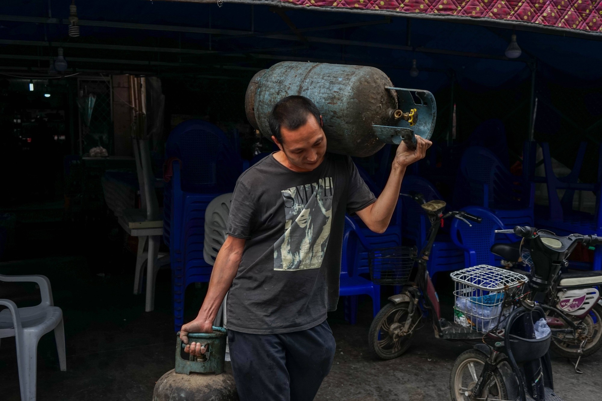 Bị chỉ trích vì không nhận bố mẹ ruột, nữ tiến sĩ kể lại cuộc đời sống với cha mẹ nuôi mới hiểu nguyên do - Ảnh 3. Bị chỉ trích vì không nhận bố mẹ ruột, nữ tiến sĩ kể lại cuộc đời sống với cha mẹ nuôi mới hiểu nguyên do - Ảnh 3.