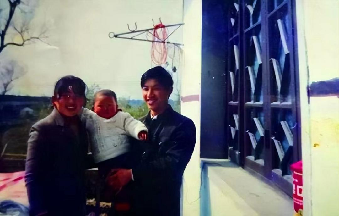 Bị chỉ trích vì không nhận bố mẹ ruột, nữ tiến sĩ kể lại cuộc đời sống với cha mẹ nuôi mới hiểu nguyên do - Ảnh 2. Bị chỉ trích vì không nhận bố mẹ ruột, nữ tiến sĩ kể lại cuộc đời sống với cha mẹ nuôi mới hiểu nguyên do - Ảnh 2.