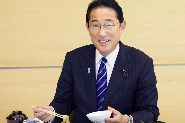 Thủ tướng Nhật Kishida ăn cá từ vùng xả nước nhiễm xạ - Ảnh 1.