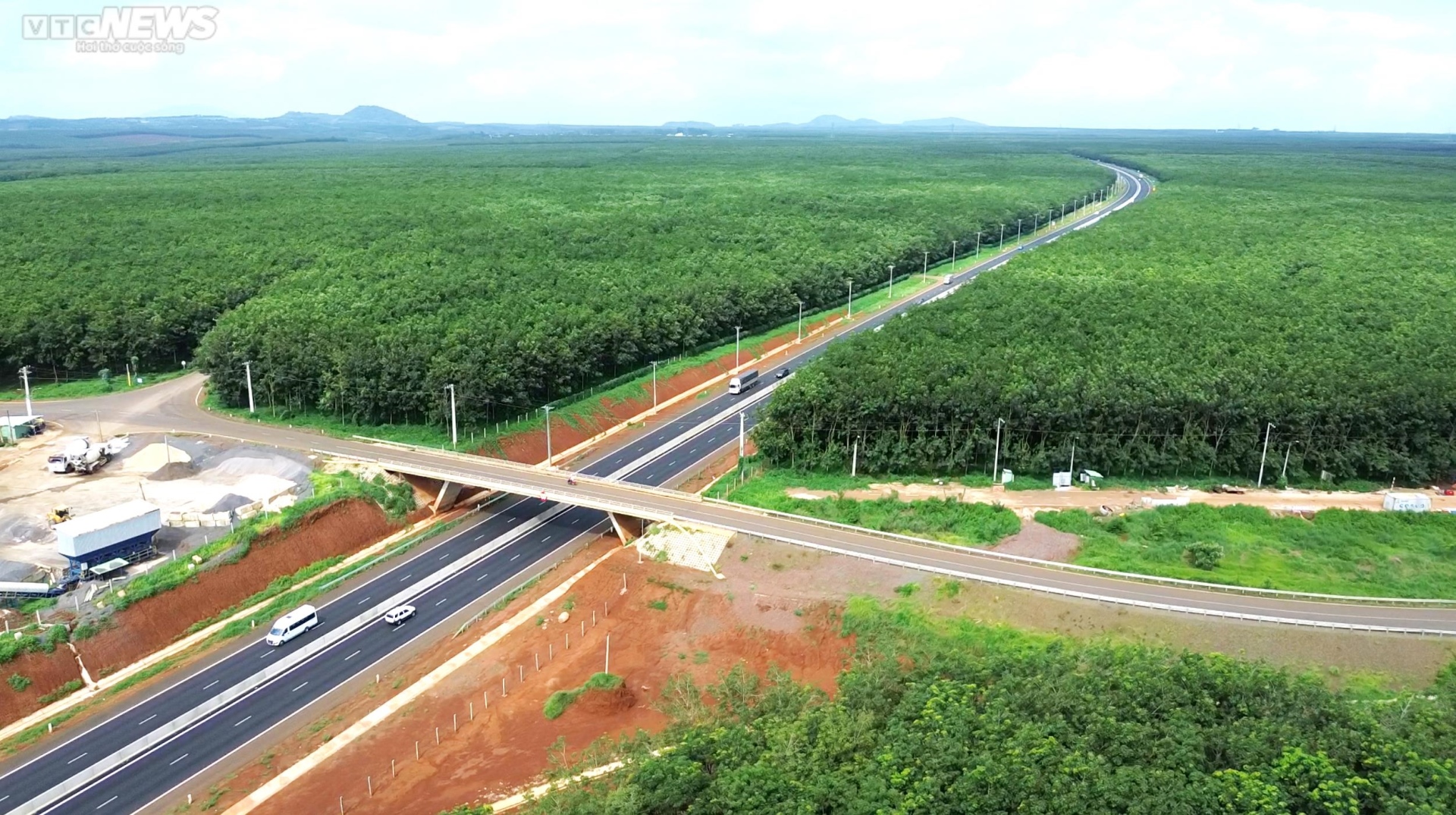 Mê mẩn rừng cao su xanh mướt ôm trọn cao tốc Dầu Giây - Phan Thiết - Ảnh 2.