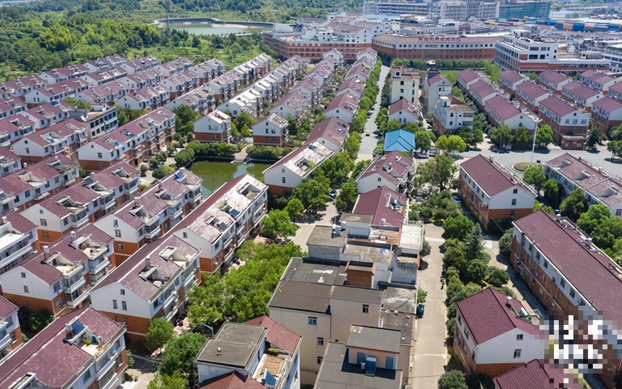 Ngôi làng nghèo có tiếng bỗng 'phất' lên từ 1 xưởng làm nến, nay toàn đại gia, có biệt thự, người có tài sản 16 tỷ đồng vẫn chỉ là "hộ nghèo" - Ảnh 1. Ngôi làng nghèo có tiếng bỗng 'phất' lên từ 1 xưởng làm nến, nay toàn đại gia, có biệt thự, người có tài sản 16 tỷ đồng vẫn chỉ là "hộ nghèo" - Ảnh 1.
