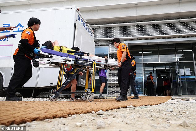 Ảnh: Nắng nóng cực đoan khiến hàng trăm trẻ bị sốc nhiệt, sự kiện lớn ở Hàn có nguy cơ bị hủy bỏ - Ảnh 5. Ảnh: Nắng nóng cực đoan khiến hàng trăm trẻ bị sốc nhiệt, sự kiện lớn ở Hàn có nguy cơ bị hủy bỏ - Ảnh 5.