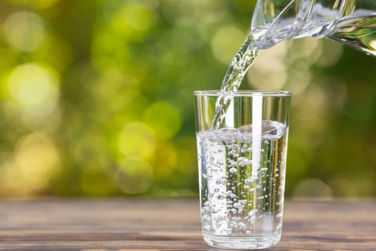 Một người phụ nữ tử vong sau khi uống nước, chuyên gia cảnh báo kiểu uống nước độc hại - Ảnh 4.