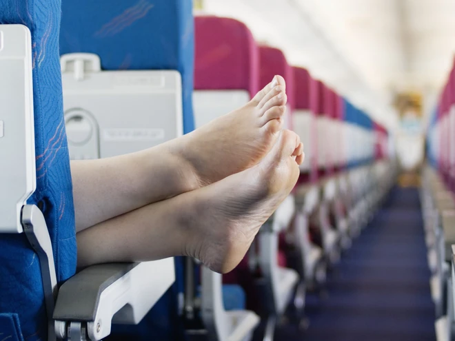 Tiếp viên tiết lộ 1 điều ít ai biết trên máy bay, nghe xong không bao giờ muốn cởi giày khi bay - Ảnh 1.
