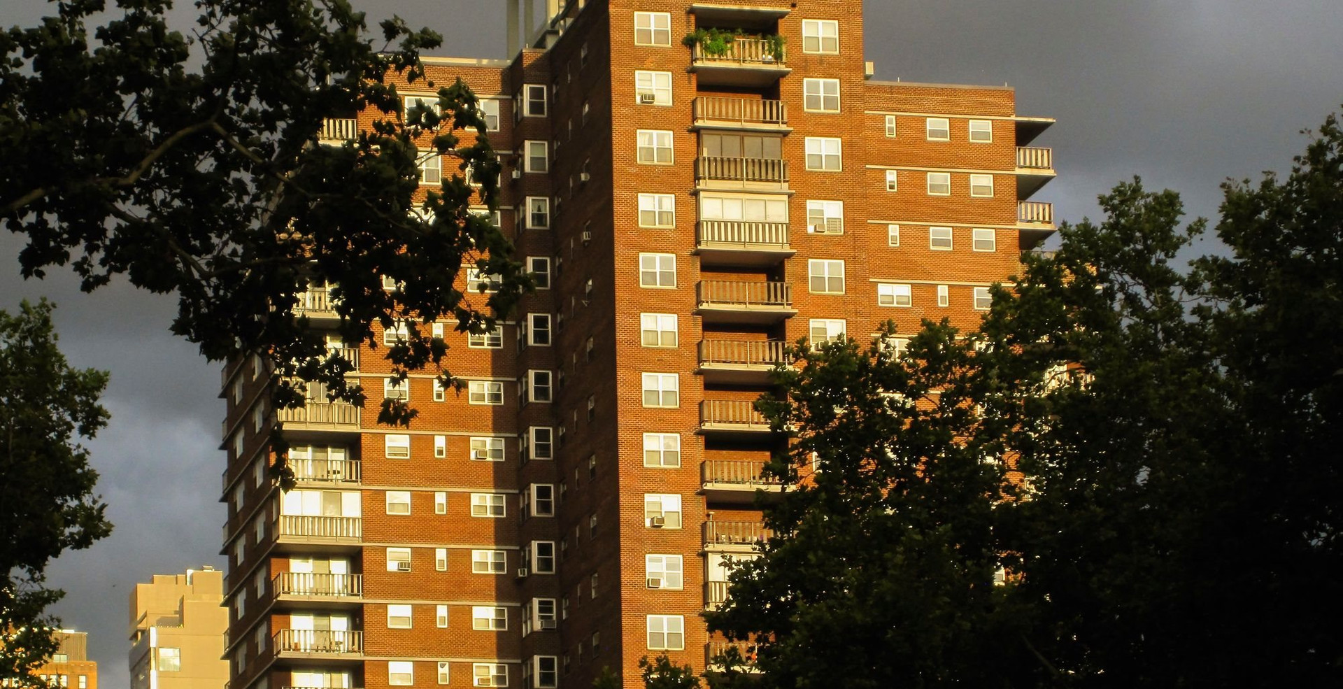 Nhà đầu tư Mỹ vỡ mộng vì ý định làm giàu từ việc mua chung cư rồi cho thuê: Tưởng là ‘hầm trú ẩn an toàn’ nhưng lại mất ăn mất ngủ vì lãi suất tăng vọt - Ảnh 2.