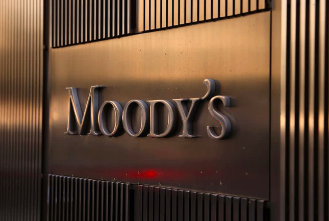 Moody’s hạ bậc xếp hạng hàng loạt ngân hàng Mỹ - Ảnh 1.
