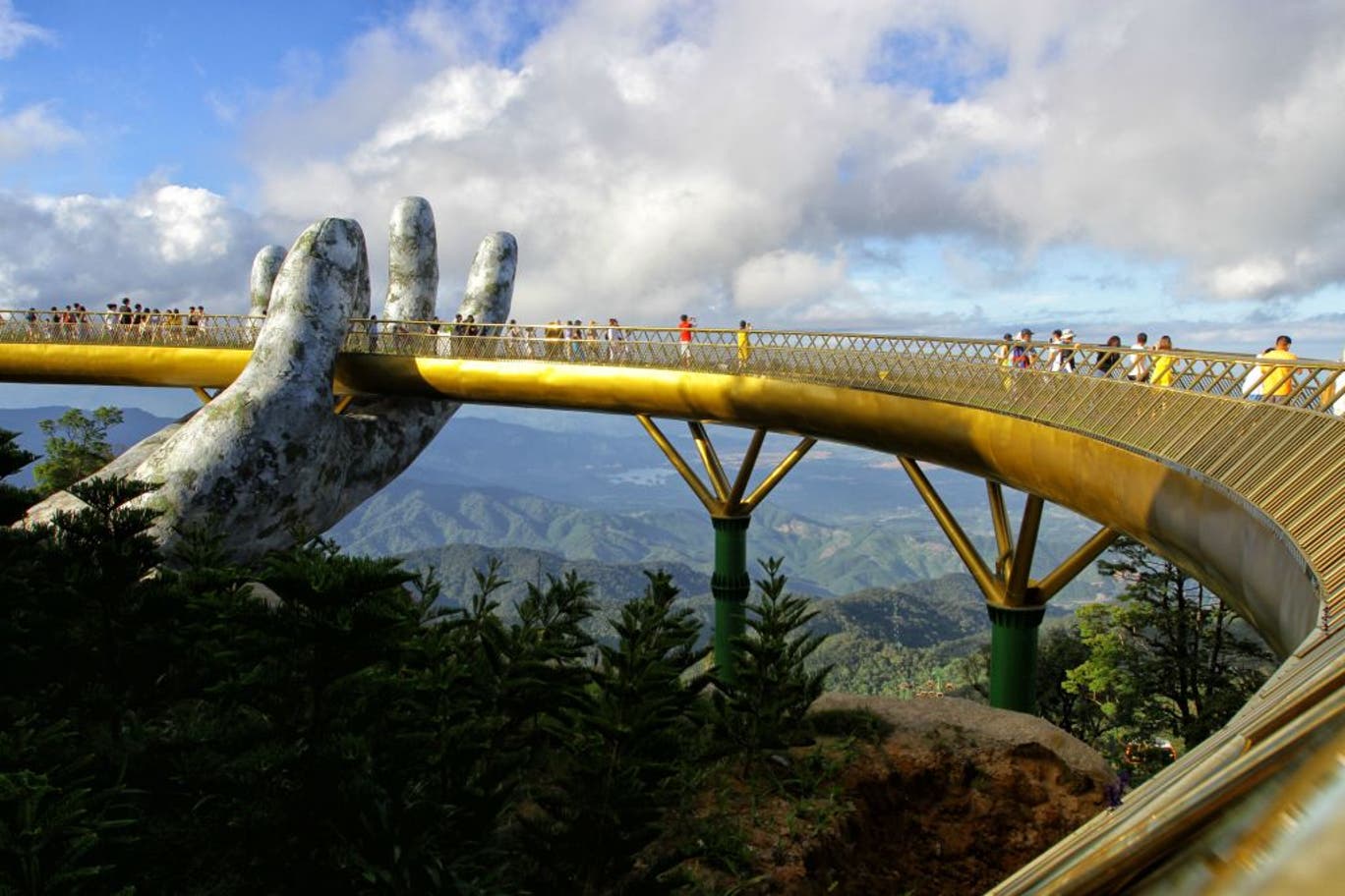Cầu Vàng ở Đà Nẵng lọt top '14 cây cầu ngoạn mục nhất thế giới' của Independent: Tuyệt tác giữa mây trời!
