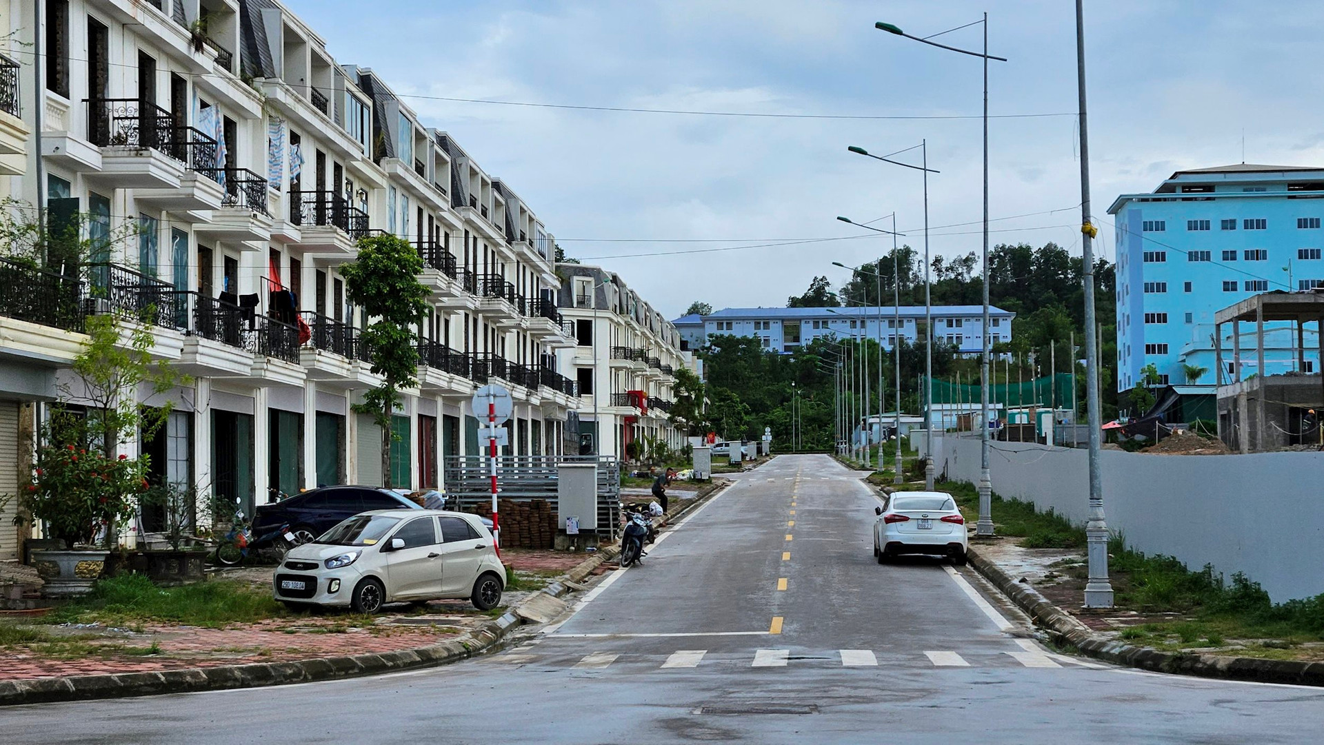 Cận cảnh dãy shophouse bạc tỷ ở thành phố Cao Bằng, cắt lỗ nửa tỷ khó tìm người mua - Ảnh 13.