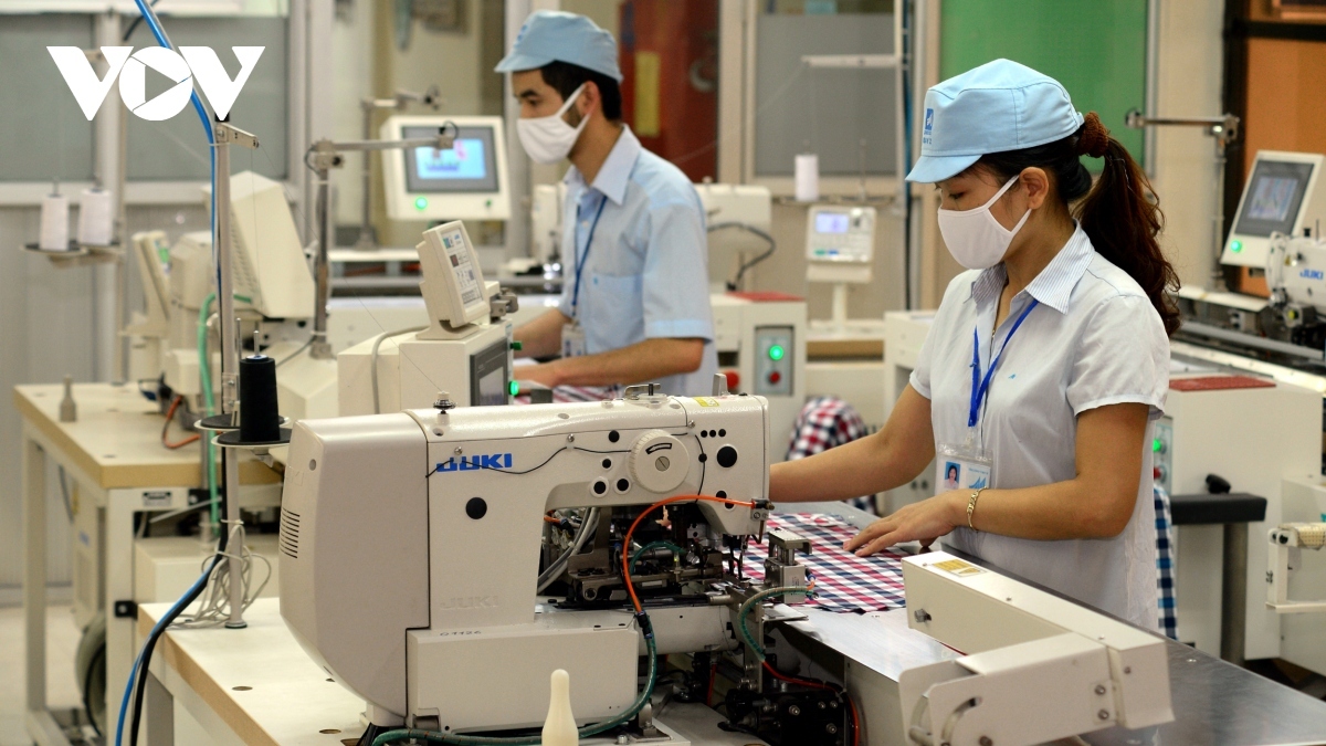 Lương tối thiểu vùng 2024: Đề xuất mức tăng lương từ 5-6% - Ảnh 1.